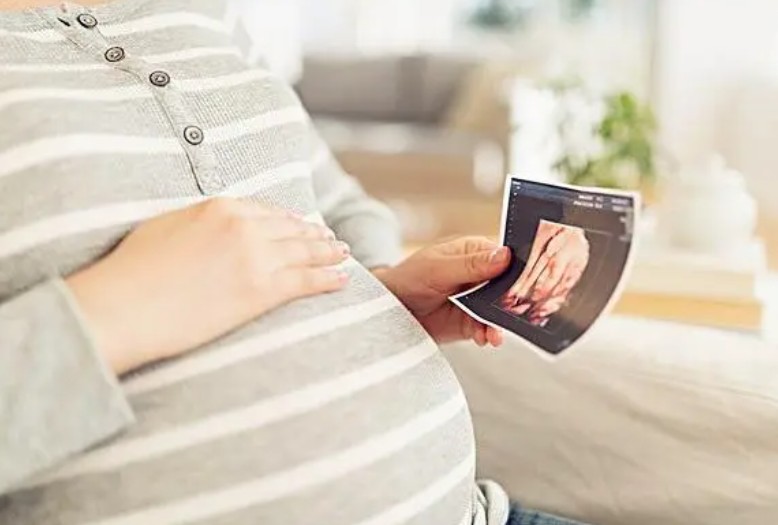 怀女孩累腰怀男孩累腿，科学真相究竟如何？